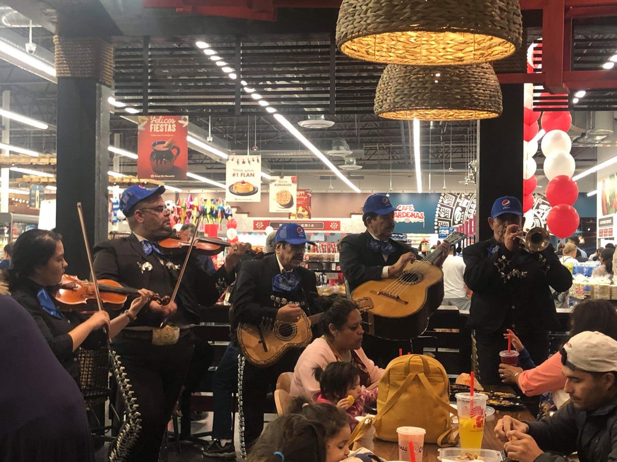 Romance and Mariachi Mariachi Bands Playing in Tucson Restaurants